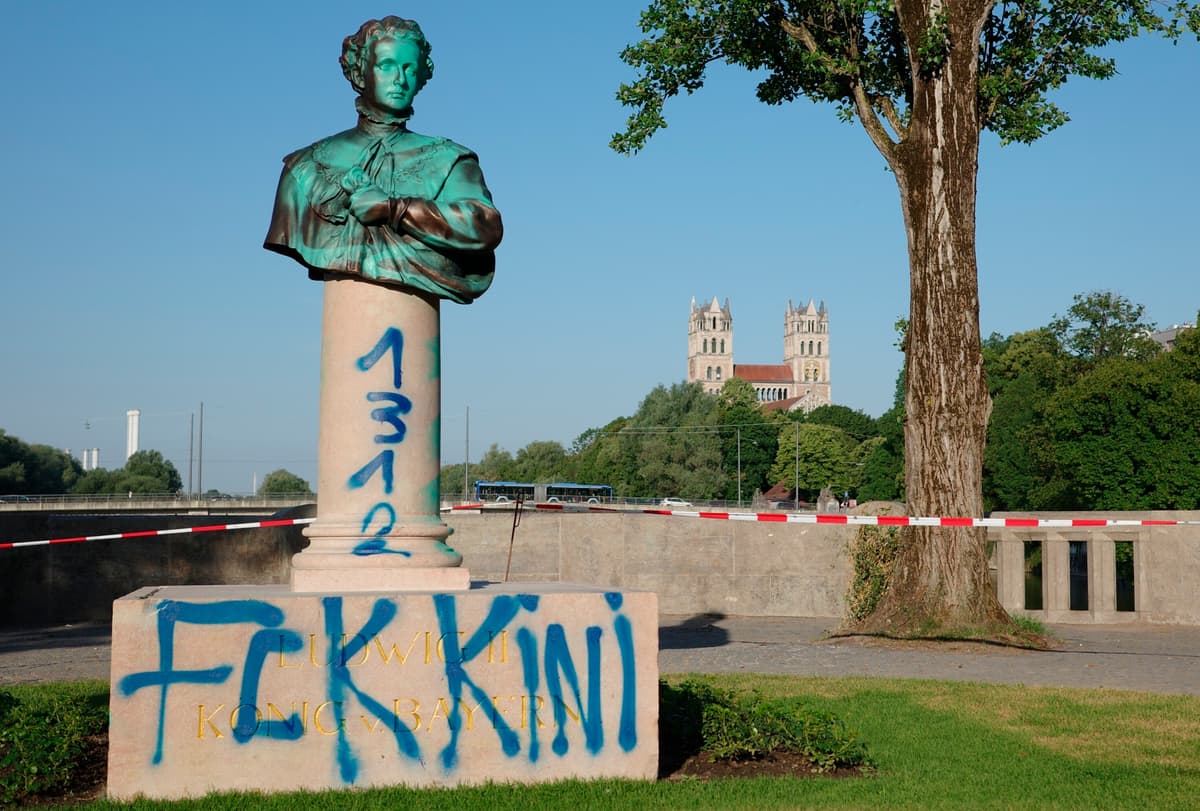 Vor einer Woche wurde es fertig: Unbekannte beschmieren Ludwig-II.-Denkmal