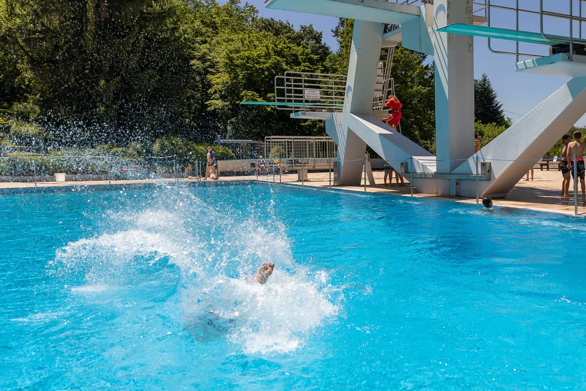 Transfrau musste Frauenbereich im FKK-Freibad verlassen, jetzt entschuldigt sich die Stadt